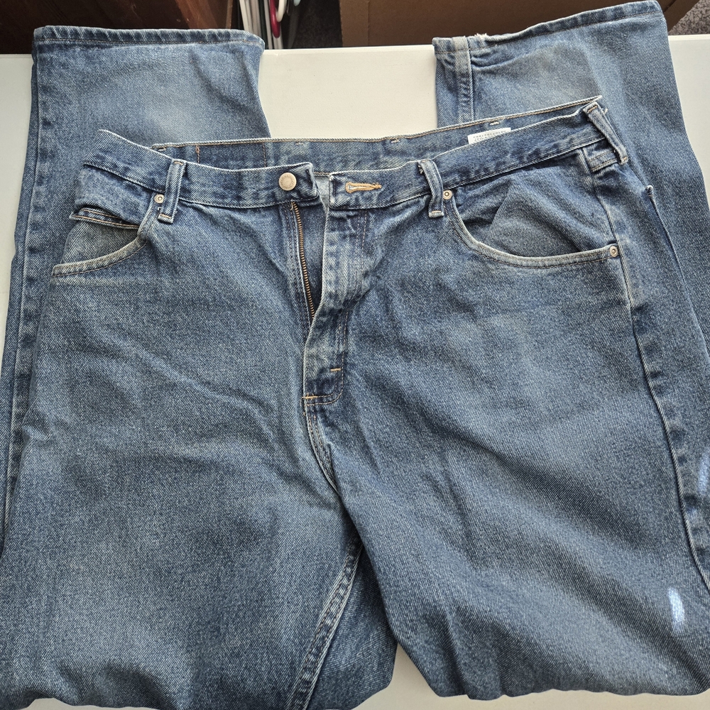 Wrangler Men's Relaxed Fit Blue Jeans